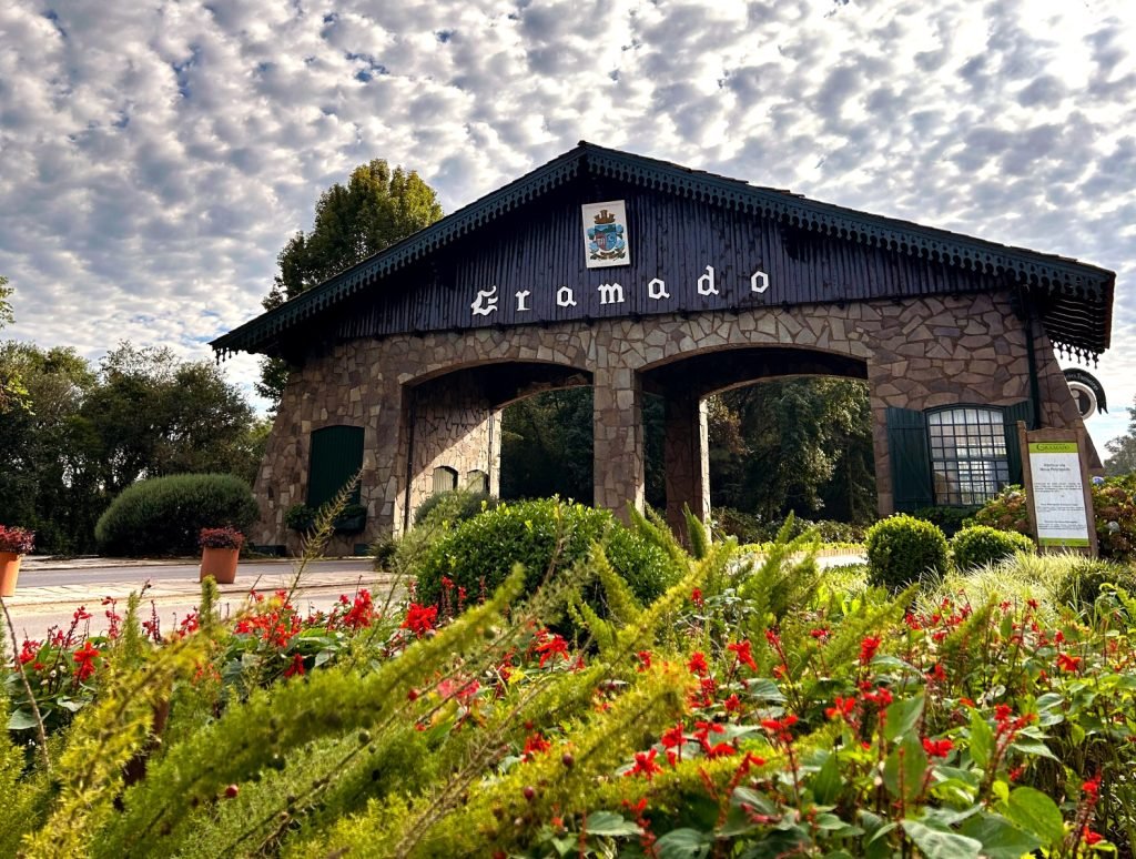 Portal de entrada de Gramado, cercado de flores